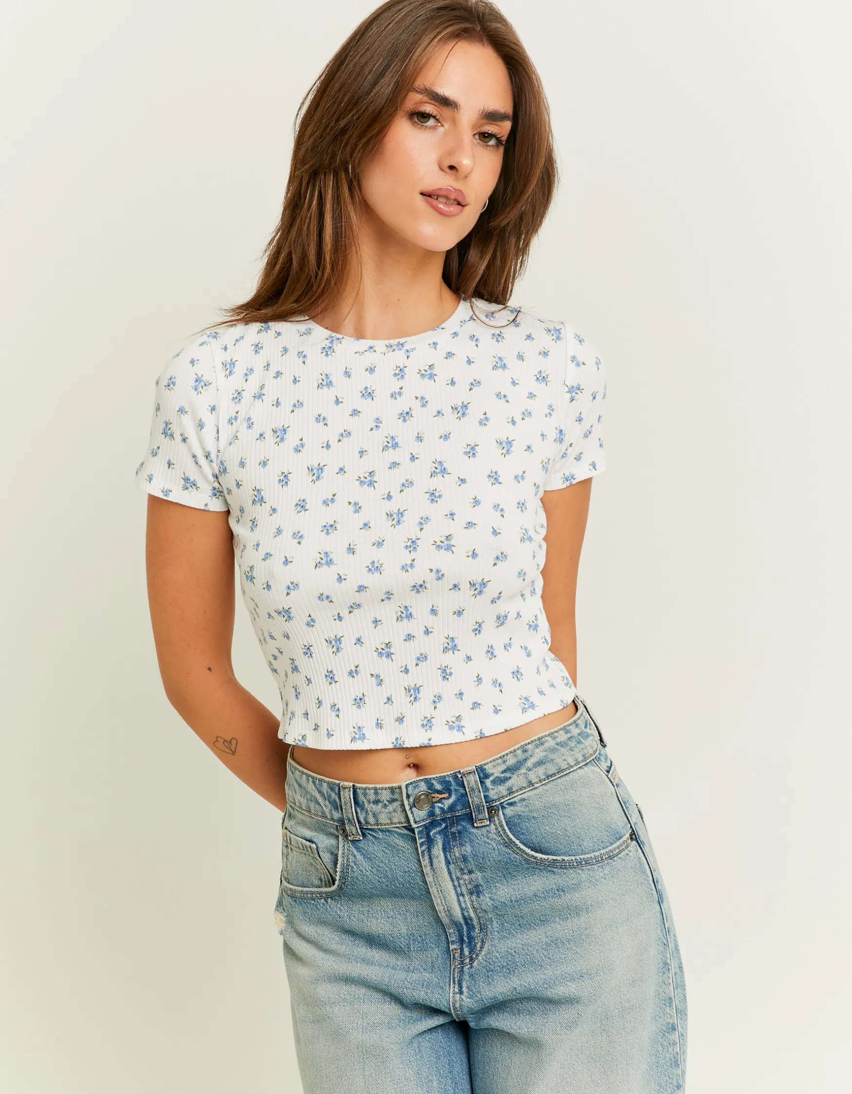 Tally Weijl Weißes kurzes Basic-T-Shirt mit Blumen^ Basic T-Shirts