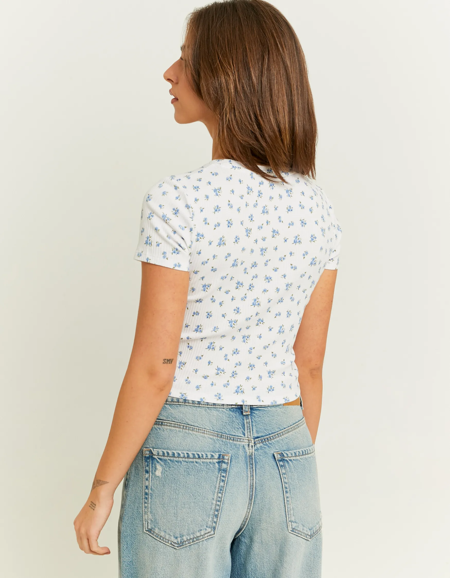 Tally Weijl Weißes kurzes Basic-T-Shirt mit Blumen^ Basic T-Shirts