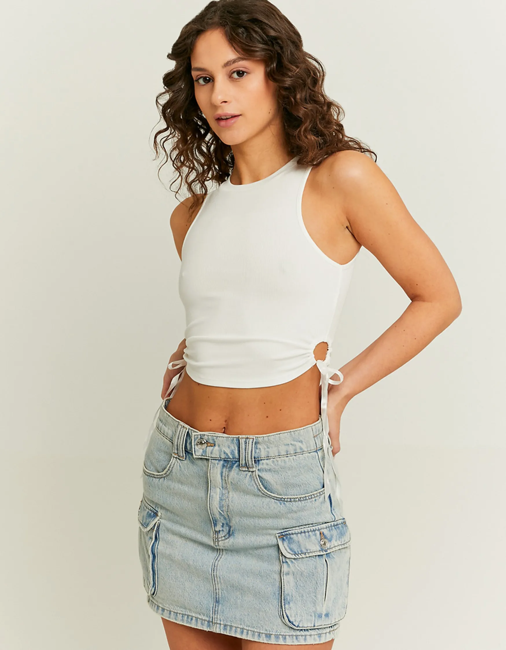 Tally Weijl Weisses Cropped Top mit Seiten Cut Outs^ Tops